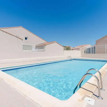 Pavillon Climatisé Avec Piscine, Terrasse, Parking, Et Wi-fi à - Fr-1-409-265 *