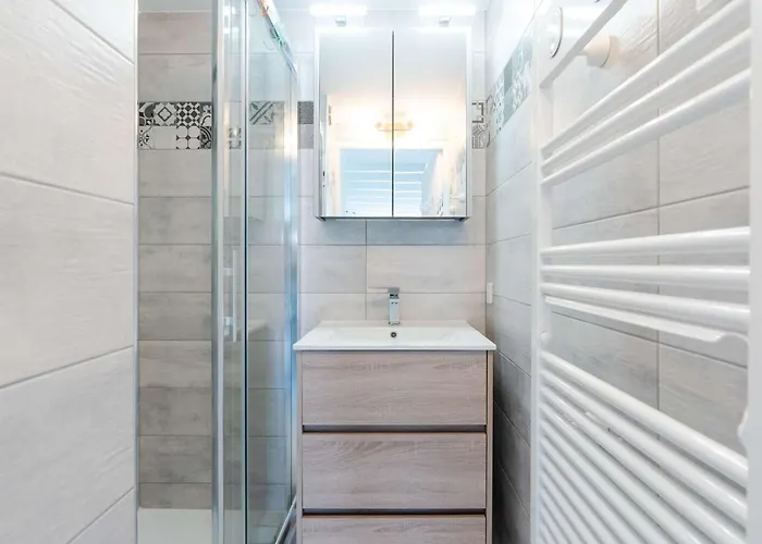 Pavillon Climatisé Avec Piscine, Terrasse, Parking, Et Wi-fi à - Fr-1-409-265 Villa *