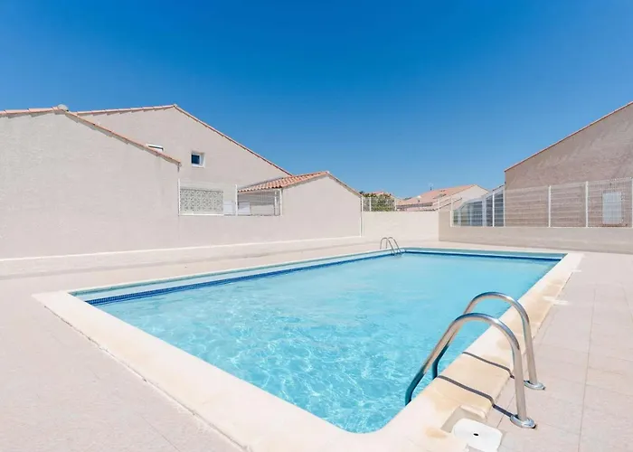 Pavillon Climatisé Avec Piscine, Terrasse, Parking, Et Wi-fi à - Fr-1-409-265 *